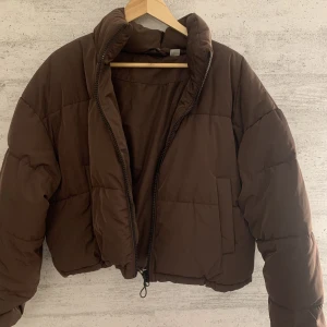 Brun puffer jacka - Säljer min bruna jacka från h&m för att den int kommer till användning, den e knappt använd och ser ut som ny. Skriv privat ifall du vill se hur den sitter på🤍