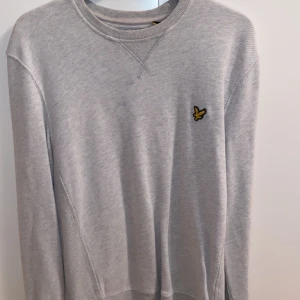 Lyle & scott tröja - För liten för mig, liten fläck på ryggen som inte går bort