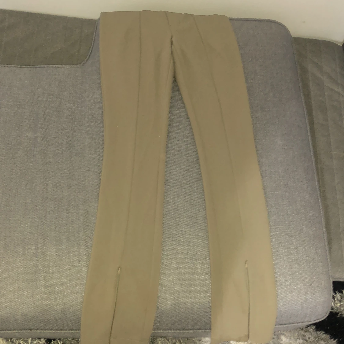  Kostymbyxor i färgen oliv  - 90