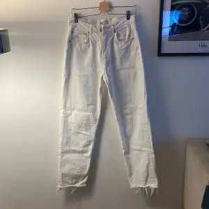 Vita raka jeans från GinaTricot. Storlek 38  Fransarna har jag klippt till själv, men det har ingen påverkan på längden. Minns inte vilken modell det är, står inte på lappen heller. Men det är antingen 90’s jeans eller Idun.  Sparsamt använda. 