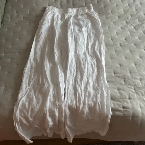 Utsvängda linnebyxor  - Utsvängda linnebyxor i storlek s. Använda en gång. Fin vit färg.