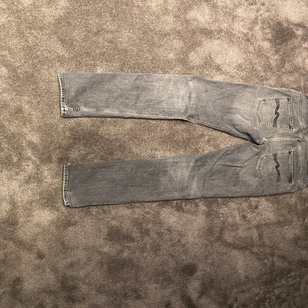 Säljer mina nudie jeans då dom är för små. Enda defekt är hål vid slutet av ena byxa. Endast träff i Göteborg fraktas ej. Storlek w32 L 34. Jeans & Byxor.