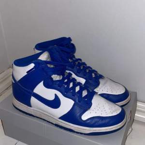 Intressekoll på mina blåa Nike dunks game royal köpta förra året! Använt fåtalgånger. Cond. 8/10. Skriv privat för bilder eller frågor. Nypris 2550kr!