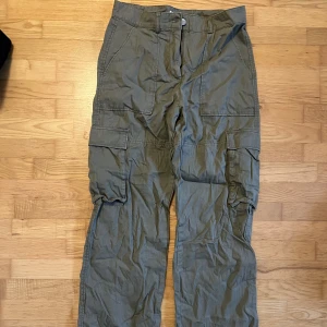 Cargobyxor  - As snygga cargobyxor från HM. Jag är strl 36 men väljer att ha de i 40 för en mer relaxed fit och lågmidjade 