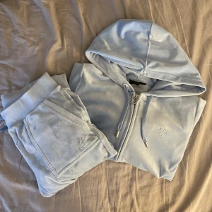 Juicy sett  - Säljer mitt ljus blåa juicy sett. Då det inte kommer till någon andvänding. Hoodien är i storlek S och byxorna är i stolek M. Skulle säga att det är i väldigt bra skick. Det är bara att skriva om man vill ha fler bilder. Köparen står för frakt😊