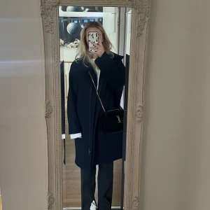 Vår/höst kappa - Säljer min snygga kappa från COS, köpt förra hösten! Nypris 1750kr. 