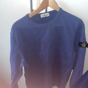 Stone island sweater  - Mörk blå Stone island tröja  1,70cm 1,75cm passar. Pris kan diskuteras 