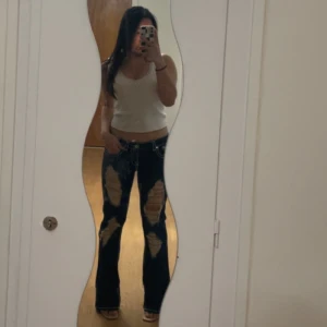 Vintage low rise jeans  - Så feta lågmidade jeans från 90-talet. De ser väldig mycket ut som True Religion jeans men är märket L.A idol usa. Flare Jeans!!! Skriv för mer detaljer❤️ 