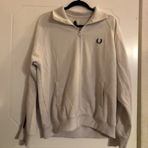 fred perry track jacket - vit Fred Perry track jacket i storlek L, använd men i bra skick. skicka pm om du har frågor eller vill se fler bilder <3 