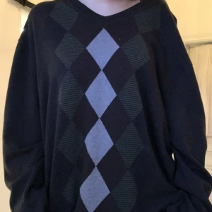 Farfars tröja  - Säljer denna snygga tröja med snyggt mönster på, färgerna är ljusgrå, mörk grön och mörk grå, är i storlek L/XL, säljer för 170kr + frakt (66kr)💓