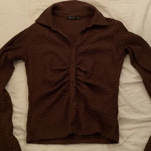 brun blus från stradivarius - Brun blus med knappar från stradivarius i storlek ”M”