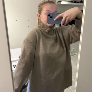 Stickad tröja - Tröja från h&m, nästan aldrig använd. Nypris 499.