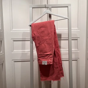 Rosa Jeans - Helt nya med prislappen kvar, rosa wide leg jeans, säljer då de är för små för mig!