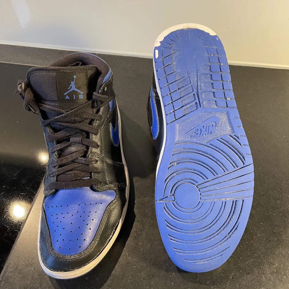 Säljer ett par Jordan Air, blå/svarta i begagnat skick. Skinnskor. Ett hål på vänster sko vid toe box och slitage på sulorna och såklart kan priset alltid diskuteras och är villig att gå ner mer vid snabba affärer! . Skor.