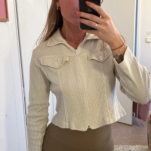 Kofta - En kofta som man kan använda som en topp också. Så söt🥹 