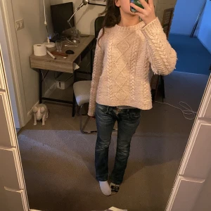 Stickad tröja!! - En jätte bråkig tröja, den är rosa med små glitterkorn! Jätte fin fick av mamma. Är lite nopprig skulle jag säga men kan inte bli mera💕prefekt till våren och sommaren💕