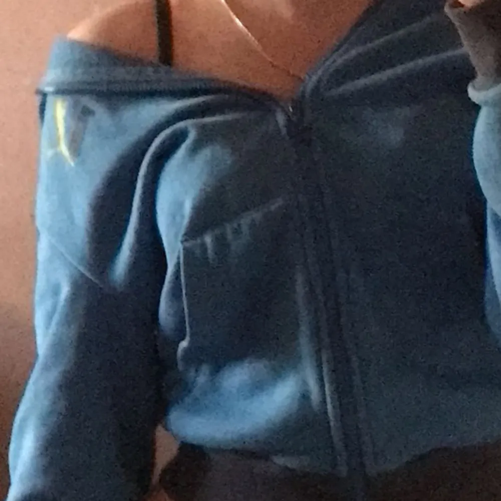 mörkblå puma zipup med en rand på varje ärm. det står puma i gröntext på nedre kanten längst bak samt därframmepå bröstet. supercool!. Hoodies.