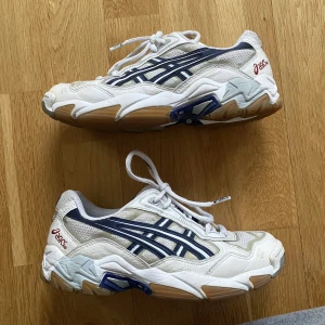 Vintage Asics sneakers 90s/00s - De Perfekta vårskorna!! 90s/00s vibe. Marinblå/vita/silvriga/beige asics sportiga sneakers. Storlek 37, säljer pga tyvärr för små för mig💔 Superbra skick. Inget slitage. Frakt 66 kr. Möts upp i Stockholm också. PRIS KAN DISKUTERAS VID SNABBT KÖP.