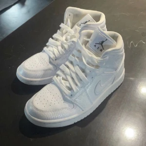 Jordans - Säljer mina hel vita jordans, dem är i nyskick och oanvänd. Skriv privat vid frågor