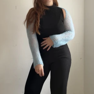 Stickad bolero - Handstickad bolero/sleeves gjord i secondhandfyndat blått mohairgarn