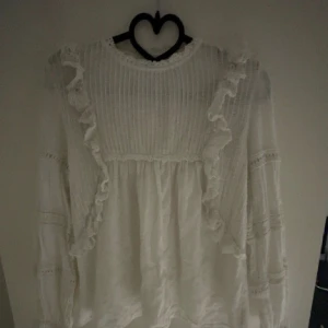 Zara tröja - Säljer min fina blus från zara, helt slutsåld. Skriv privat för bilder på eller vid frågor