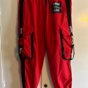 Röda byxor -Black squad - Välbehållna och fina.