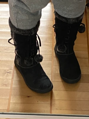 Fluffiga vinter skor - Välanvända vinterskor i storlek 37. Du betalar för shippinh