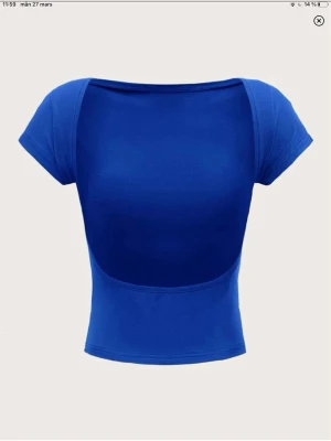 T-shirt öppen rygg - Trendig och Snygg tröja! Inte använd💕