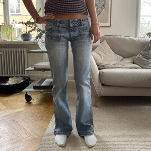 Supernajs lowwaist jeans❤️‍🔥 - Såå snygga lågmidjade jeans😇 Skriv för fler frågor🥰 Innerbenslängd 77 Midjemått 39