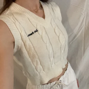 Vest - Säljer en vit vest från Urbanoutfitters!🤩Den är något år gammal och ligger för det mesta i garderoben! Storlek S 💕