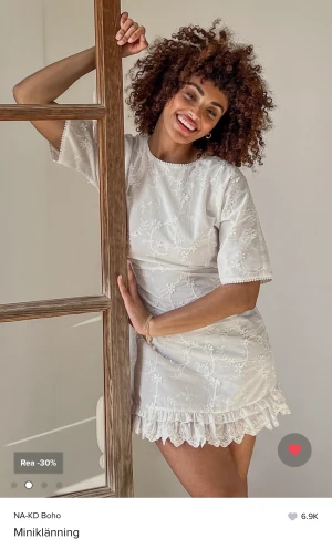 Vit Klänning - Säljer denna super fina vita klänningen perfekt till student eller sommaren! Het ny och lapparna kvar.😊Lånade bilder men fler bilder finns! Slutsåld på hemsidan. Nypris 549kr mitt pris 300kr + frakt.☺️