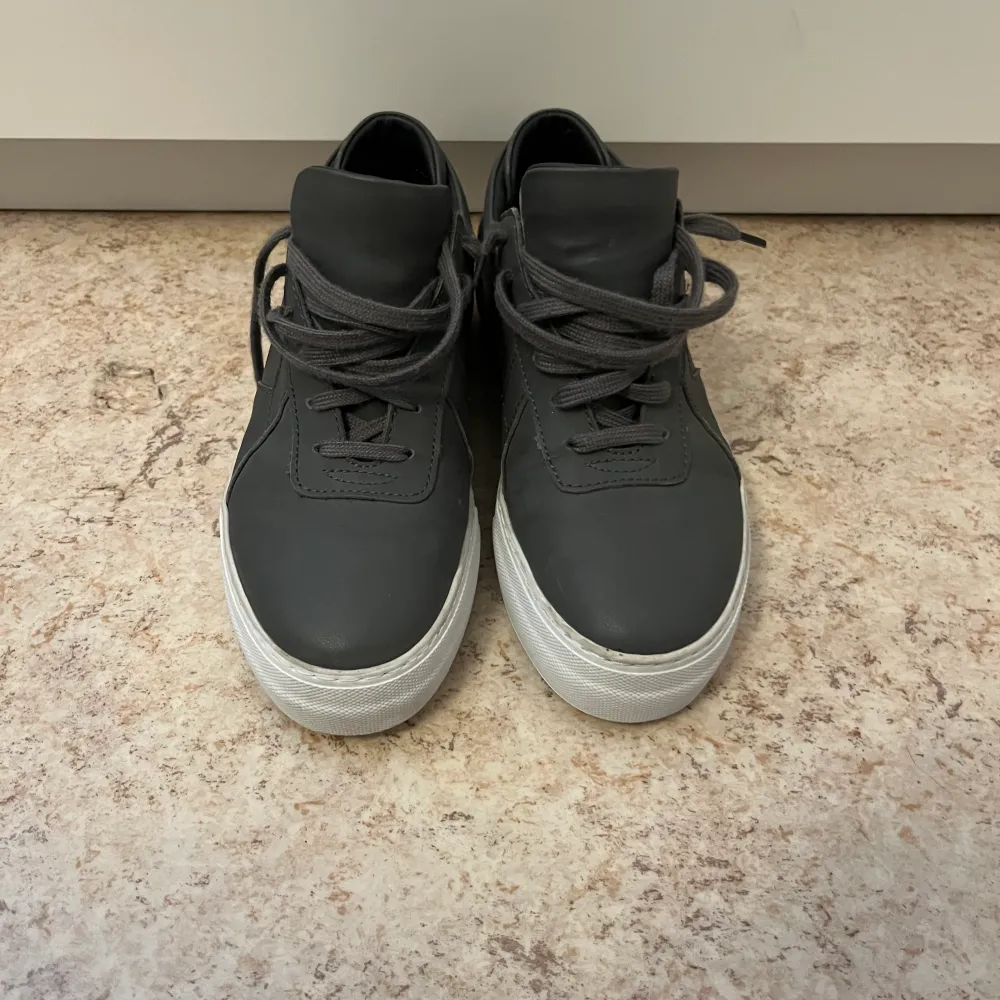 Ett par gråa arigato skor i jättefint skick i storlek 38/39, bara att höra av sig om du har nå frågor. Priset går att diskutera vid snabb affär . Skor.