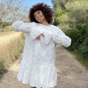 Studentklänning, oanvänd  - Har denna klänningen i st 40, helt oanvänd då jag beställde den i två storlekar. Perfekt till studenten men även allt annat. 