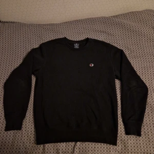 Champion Crewneck Svart - Säljer min i princip oanvända champion crewneck i storlek S. Väldigt gott skick!