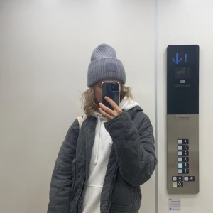 Acne mössa - Köpt i november och varsamt änvänd, säljer pågrund av att jag inte längre använder så mkt. Köpt för 1400