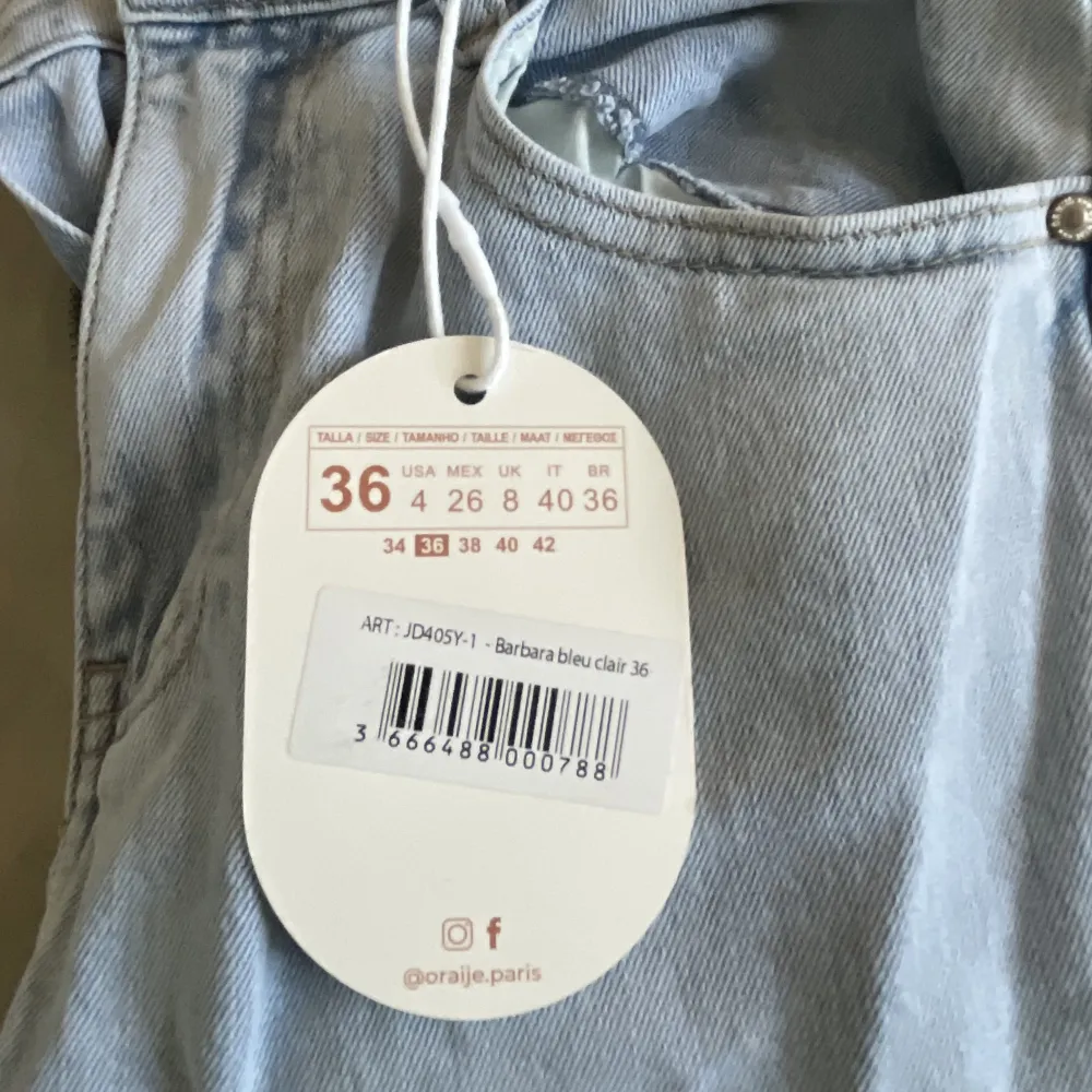 Säljer mina helt nya ljusblåa jeans som är raka i benen. Säljer byxorna för att jag tycker att dom är lite tajta, storlek 36 men passar en 32/34a. Jätte fin model, färg  och passform ( köparen står för frakt)💗 pris kan diskuteras . Jeans & Byxor.