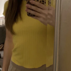 Gul liten T-shirt  - Den är som ny. Jätte fin. 