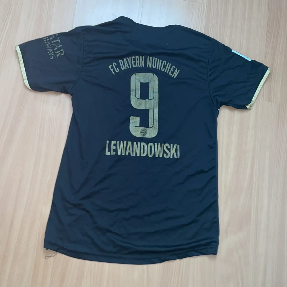 Säljer min Fc Bayern tröja med lewandowski på ryggen  Tröjan är i ok skick med synlighet på tydlig användning Tröjan är en 1:1 replika . T-shirts.