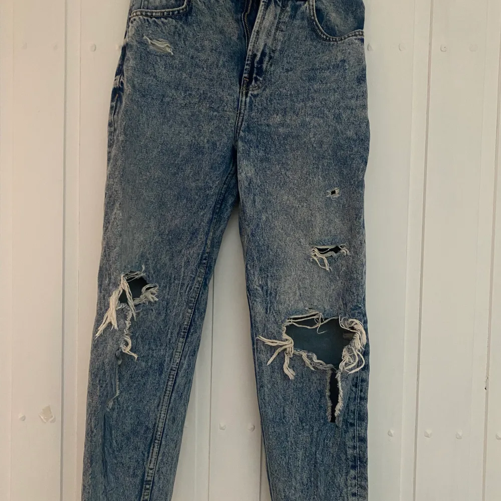 Jeans med hål och slitningar och urtvättad stil. Jeans & Byxor.