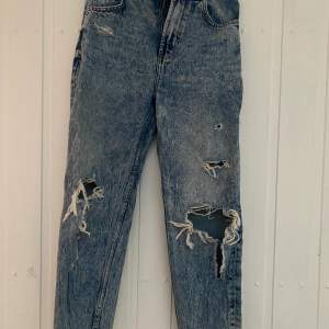 Jeans med hål och slitningar och urtvättad stil