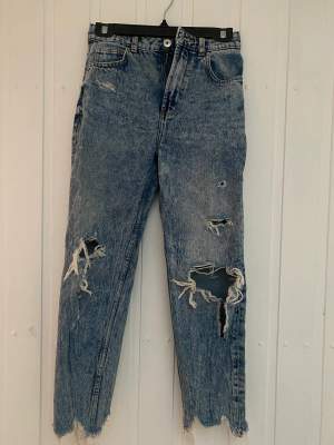 Jeans med hål och slitningar och urtvättad stil