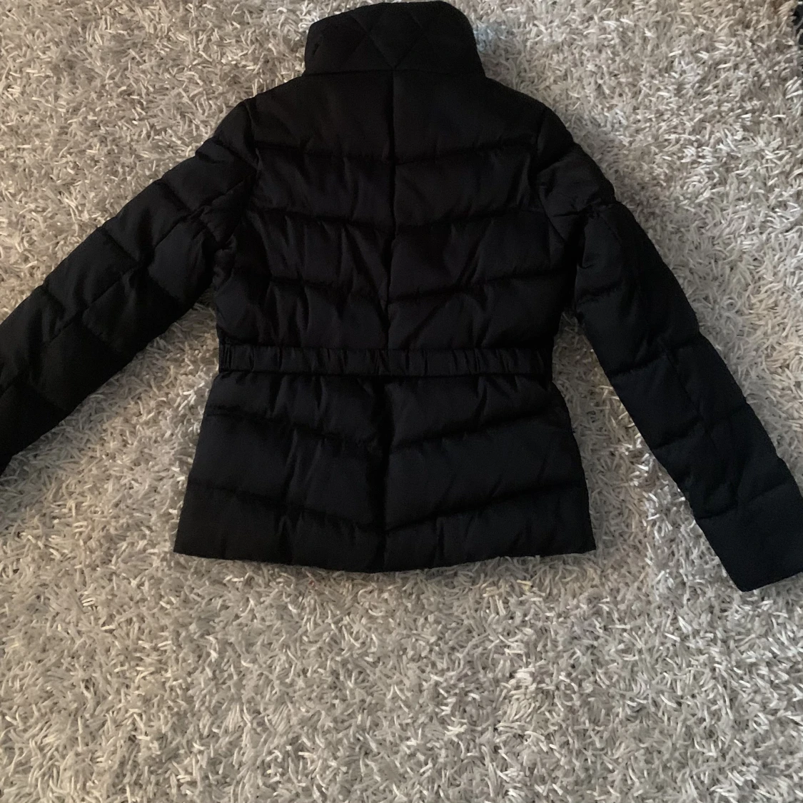 Svart kroppad jacka från Ellos - 90