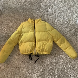 Gul vinterjacka från H&M - Använd i gott skick