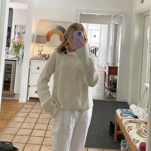 Stickad tröja  - Säljer denna fina stickade tröja🦋Använd några gånger, lite noppig.  Möts i Stockholm eller fraktas🤍 Pris kan diskuteras!