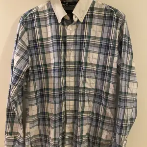 Tja! Säljer nu en vintage Tommy Hifiger skjorta i bra skick. Det finns inga fläckar på den eller skavanker.