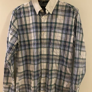 Tommy Hilfiger skjorta  - Tja! Säljer nu en vintage Tommy Hifiger skjorta i bra skick. Det finns inga fläckar på den eller skavanker.