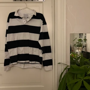 Randig collegetröja🤍 - Blå och vit randig tunn collegetröja. Köpt på herravdelningen. Från lager 157, storlek S. Använd ett fåtal gånger. Kan mötas i Göteborg eller skicka, köparen står för frakt.