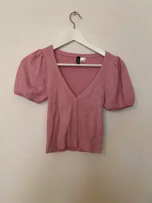 H&M rosa stickad top   Rosa stickad top med puffärmar   Använd en eller två gånger så i perfekt skick 