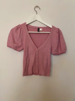 H&M rosa stickad top  - H&M rosa stickad top   Rosa stickad top med puffärmar   Använd en eller två gånger så i perfekt skick 