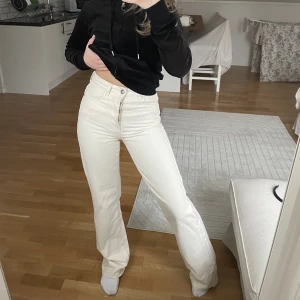 Raka jeans  - Raka biegea högmidjade jeans från bik Bok i storlek 25. Jättefina jeans att ha under våren/sommaren!! Säljer då jag inte använder dom längre. Om du undrar något är det bara att skriva! 🫶🏻